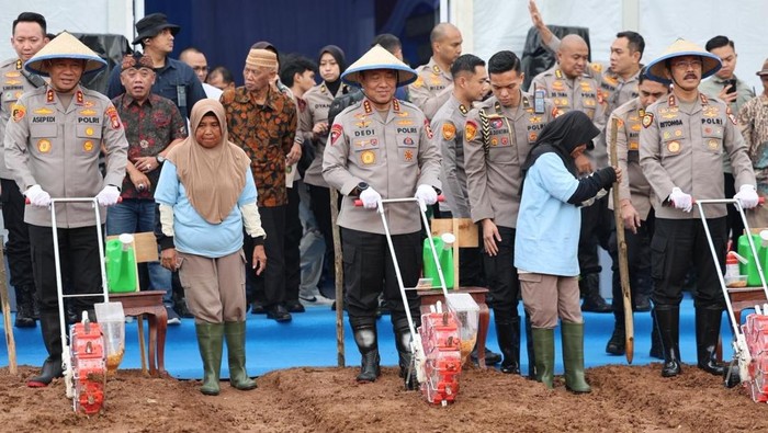 **Polda Metro Tanam Jagung di Bekasi, Targetkan Swasembada Pangan Nasional**