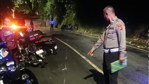 Polisi melakukan olah TKP kecelakaan di Jalan Raya Banjarangkan, Klungkung, Sabtu (7/3/2026) dini hari. (Foto: Dok. Polres Klungkung)