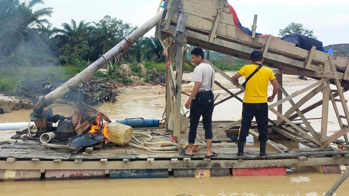 Polisi memusnahkan dompeng alat penambangan emas ilegal di kawasan Kuantan Singingi, Riau, Jumat (6/2/2026).