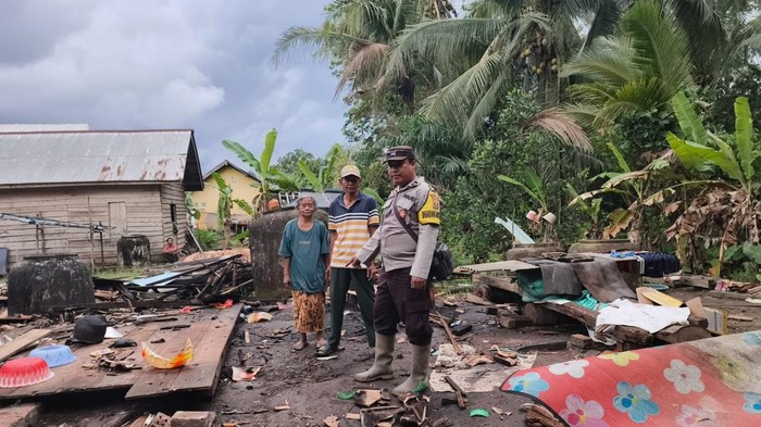 Polisi mendatangi lokasi rumah warga di Banyuasin yang rusak usai diterjang angin puting beliung