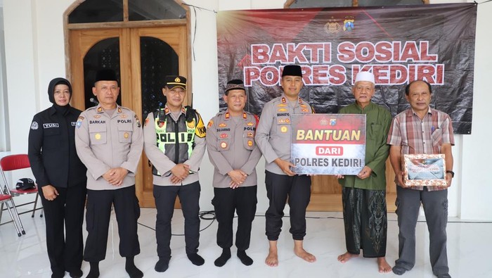 Polres Kediri saat memberikan bantuan sumur bor