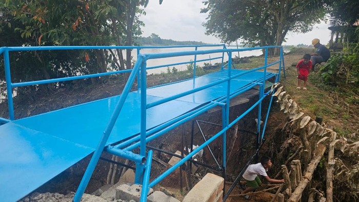 Polres Muba bangun jembatan besi untuk anak sekolah
