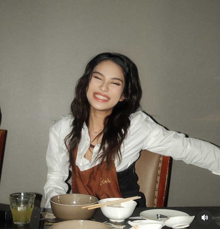 Potret Azizah Salsha Asyik Makan Opor hingga Kerang di Luar Negeri