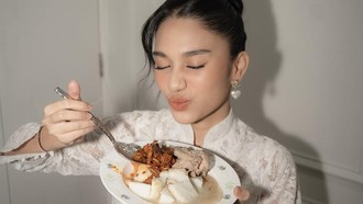 Potret Azizah Salsha Asyik Makan Opor hingga Kerang di Luar Negeri