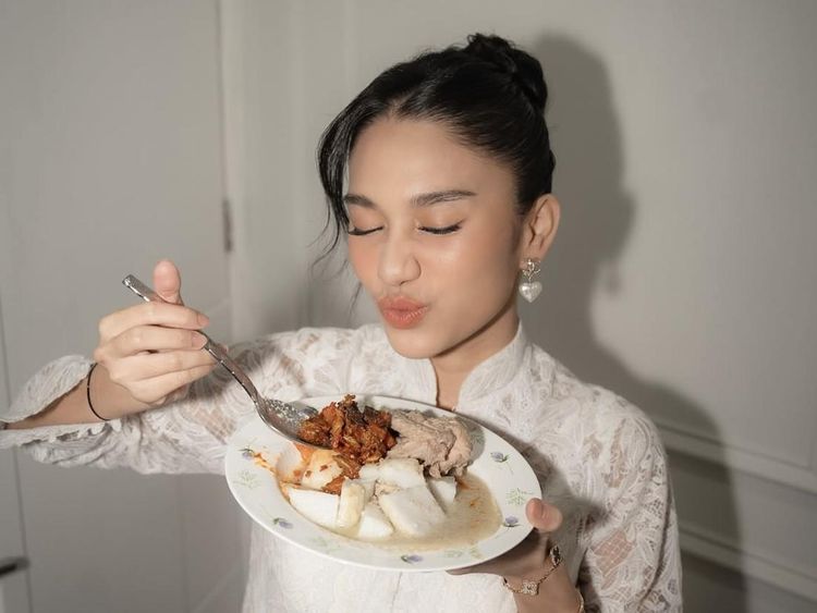 Potret Azizah Salsha Asyik Makan Opor hingga Kerang di Luar Negeri