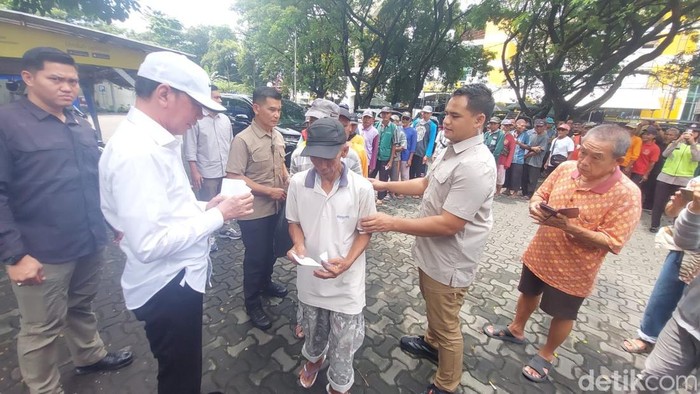 Presiden ke-7 RI Joko Widodo (Jokowi), saat membagikan paket sembako dan THR di halaman Parkir depan Galabo, Kecamatan Pasar Kliwon, Kota Solo, Sabtu (7/3/2026).