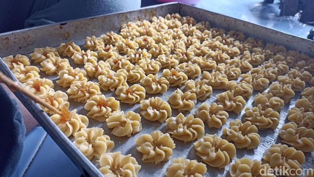 Produksi kue kering jadul berbentuk bunga mawar di Kota Blitar