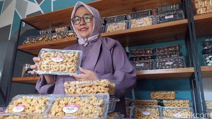 Produksi kue kering jadul berbentuk bunga mawar di Kota Blitar