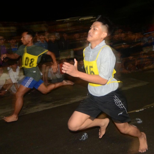 Puluhan Pelajar Ikuti Lomba Lari Tanpa Alas Kaki di Tegal