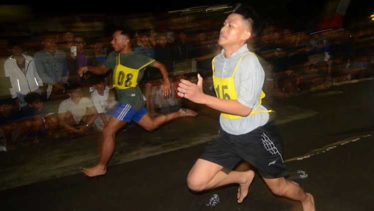 Puluhan Pelajar Ikuti Lomba Lari Tanpa Alas Kaki di Tegal