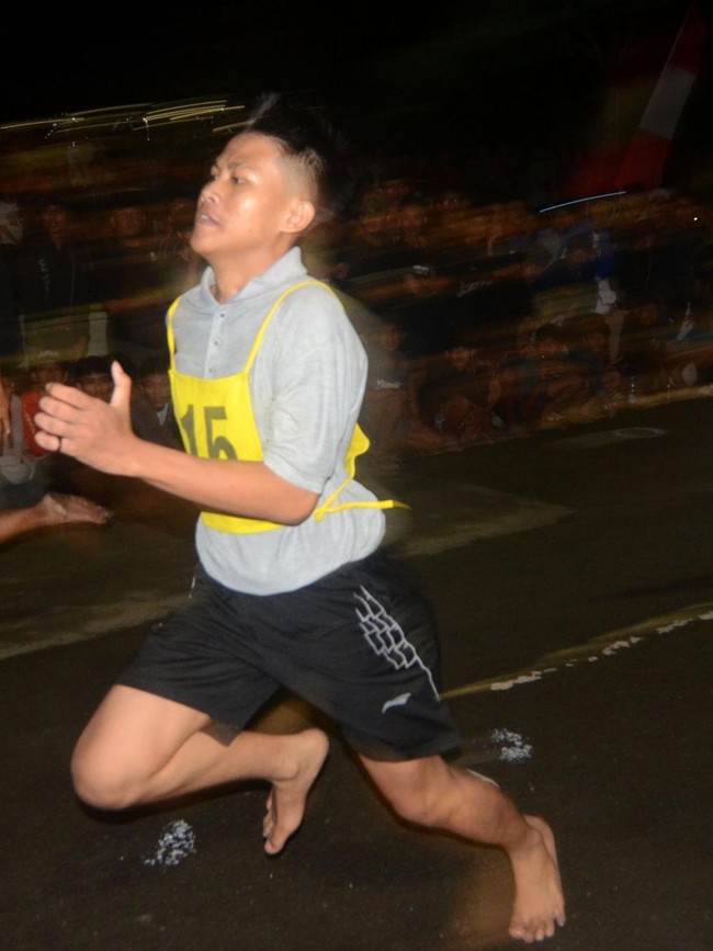 Puluhan Pelajar Ikuti Lomba Lari Tanpa Alas Kaki di Tegal