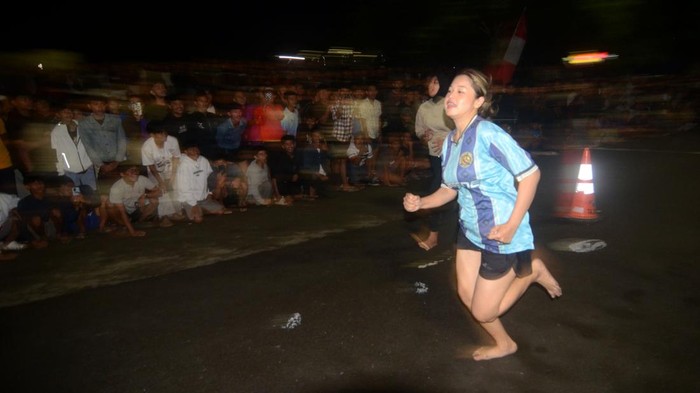 Peserta adu kecepatan saat mengikuti lomba lari tanpa alas kaki (Cokorun) di Alun-alun Hanggawana, Slawi, Kabupaten Tegal, Jawa Tengah, Jumat (6/3/2026) malam. Lomba lari tanpa alas kaki yang diadakan oleh Polres Tegal dengan diikuti 48 peserta dalam enam kelas tersebut bertujuan memberikan wadah bagi pelajar untuk menyalurkan bakat khususnya pada cabang lari sprint 100 meter. ANTARA FOTO/Oky Lukmansyah