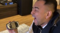 Wah gila ini gue pernah punya dulu, ungkap Raffi Ahmad. Gila sih itu nyari di mana juga gak bakalan ada, kata Desta. (Foto: dok instagram Raffi Ahmad)