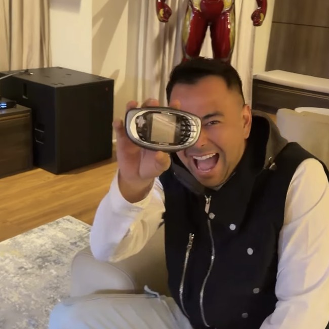 Kejutan! Raffi Ahmad Dapat Kado Nokia N-Gage dari Desta