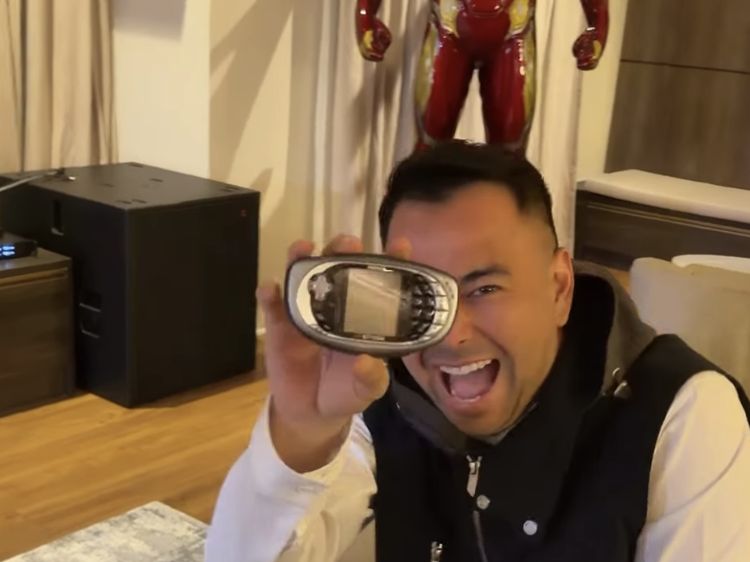 Kejutan! Raffi Ahmad Dapat Kado Nokia N-Gage dari Desta