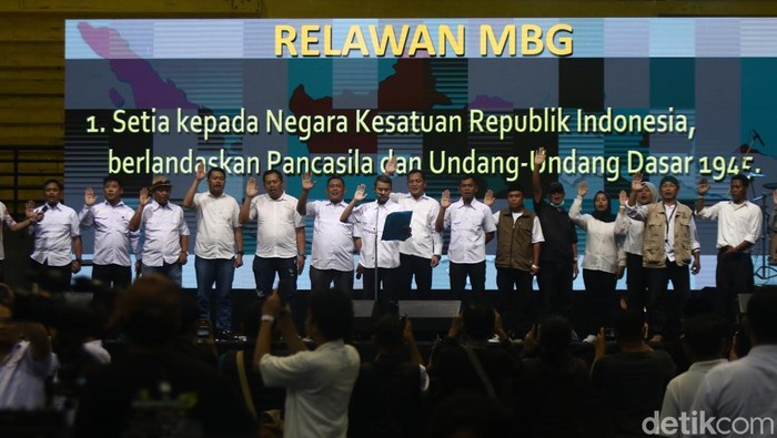 Ribuan pekerja SPPG yang tergabung dalam Relawan MBG di DIY berikrar memperbaiki layanan di GOR Amongrogo, Kota Jogja, Sabtu (7/3/2026).