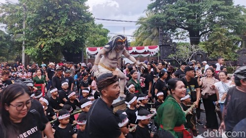 Ribuan warga menyaksikan pawai ogoh-ogoh karya anak-anak di Jembrana, Bali, Sabtu (7/3/2026).