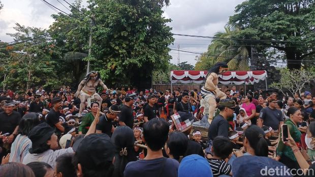 Ribuan warga menyaksikan pawai ogoh-ogoh karya anak-anak di Jembrana, Bali, Sabtu (7/3/2026).