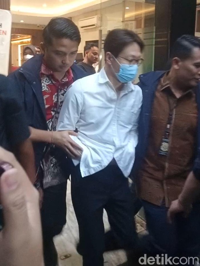 Richard Lee digiring ke ruang tahanan Polda Metro Jaya, Jumat (6/3/2026).