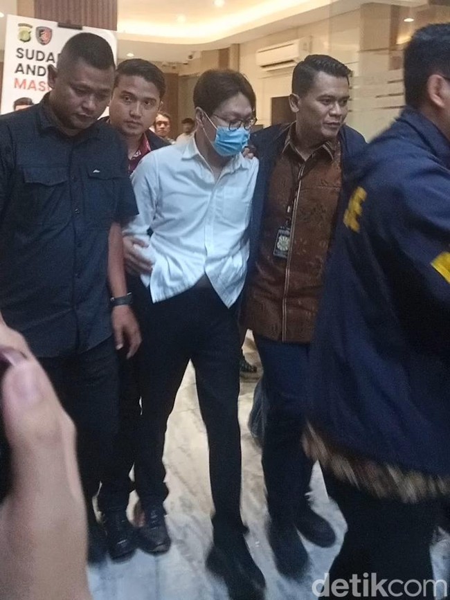 Potret Richard Lee Ditahan, Bungkam Digiring ke Rumah Tahanan Polda Metro Jaya