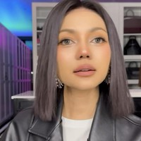 Setelah menjalani rhinoplasty, tampak jelas hidungnya kini menjadi jauh lebih mancung. Rina pun terlihat semakin percaya diri memamerkan penampilan barunya. Foto: Instagram/@rinanose16