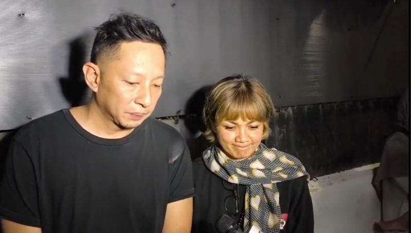 Ringgo Agus Rahman (kiri) bersama Nirina Zubir (kanan) saat melayat ke rumah duka Vidi Aldiano di kawasan Cilandak, Jakarta Selatan, pada Sabtu (7/3/2026).