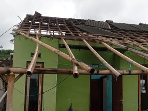 Angin Kencang Landa Sawangan Magelang, Atap Puluhan Rumah Beterbangan