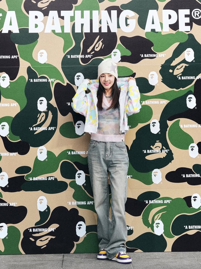 Sehari setelah kontroversi tersebut, Sandara Park meramaikan acara pembukaan store BAPE di Dosan, Seoul, yang turut dihadiri Jungwon ENHYPEN, LNGSHOT, Dino SEVENTEEN, hingga Woonhak BOYNEXTDOOR. Foto: dok. Instagram @bape.korea