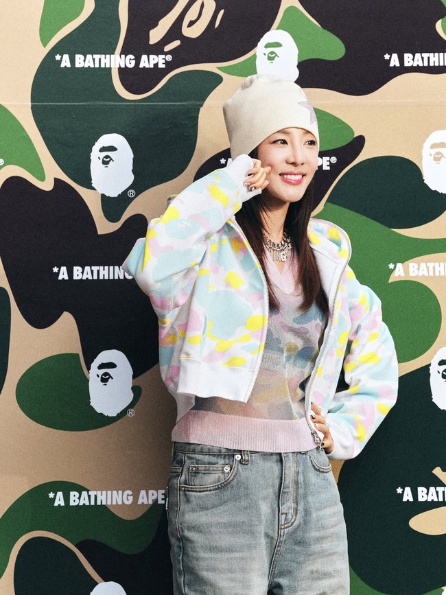 Sandara Park muncul di hadapan publik setelah dituduh pakai narkoba oleh rekan personelnya, Park Bom. Intip gaya visual grup 2NE1 yang awet muda. Foto: dok. Instagram @bape.korea