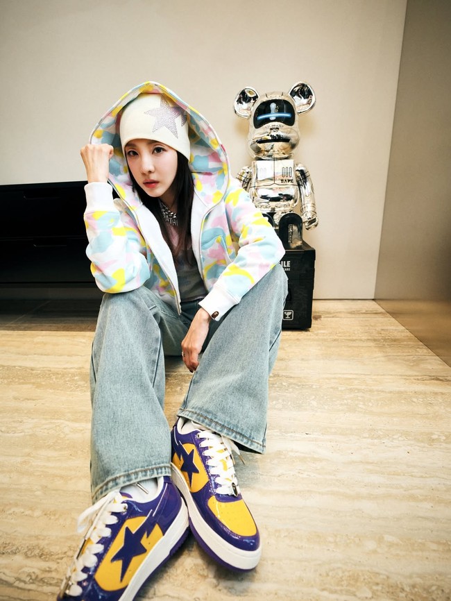 Dalam kesempatan itu, Sandara Park mengenakan ‘New Multi Camo Shark Cropped Full Zip Hoodie’ bernuansa pastel yang dipadukan dengan bootcut denim pants. Penampilannya semakin swag dengan koleksi beanie BAPE berwarna ivory. Foto: dok. Instagram @bape.korea