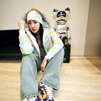 Dalam kesempatan itu, Sandara Park mengenakan ‘New Multi Camo Shark Cropped Full Zip Hoodie’ bernuansa pastel yang dipadukan dengan bootcut denim pants. Penampilannya semakin swag dengan koleksi beanie BAPE berwarna ivory. Foto: dok. Instagram @bape.korea