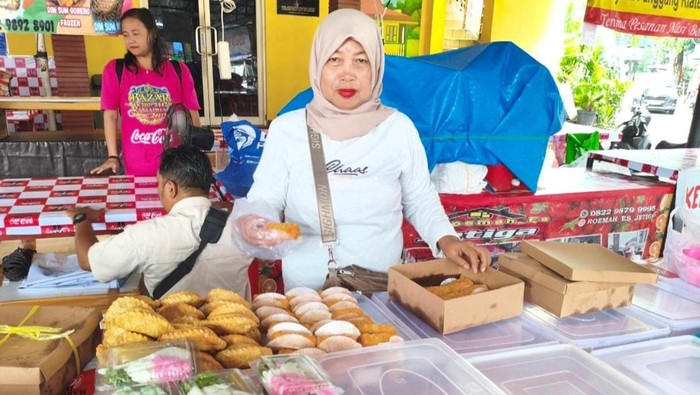 Sariyah penjual takjil asal Pemalang di Benhil, Jakarta.