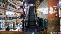 Situasi menjadi lebih lengang di lantai tiga ke atas, di mana jumlah toko yang tutup bahkan lebih banyak dibandingkan yang masih buka.