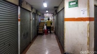Suasana sepi sudah terasa sejak memasuki pintu utama gedung pasar. Deretan lampu yang menyala redup menambah kesan lengang di dalam bangunan.