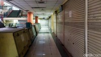 Selain itu, sejumlah pemilik kios memilih menyewakan ruang usahanya dengan harga lebih rendah sebagai upaya menarik penyewa baru di tengah lesunya aktivitas perdagangan.