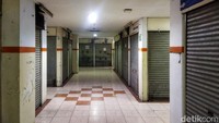 Di lantai dasar, sejumlah kios terlihat tidak beroperasi dengan rolling door tertutup rapat tanpa aktivitas jual beli. Kondisi tersebut berdampak langsung pada para pedagang, membuat banyak kios terpaksa menutup usahanya.