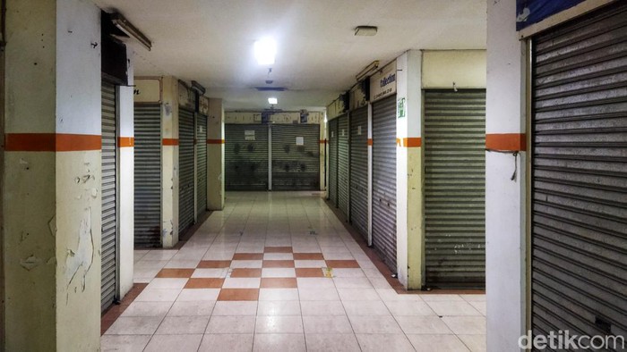 Aktivitas perdagangan di Pasar Glodok tampak merosot pada Sabtu (7/3/2026). Pusat elektronik legendaris di kawasan Jakarta Barat itu kini terlihat lengang, dengan jumlah pengunjung yang jauh berkurang dibandingkan sebelumnya. Kondisi tersebut berdampak langsung pada para pedagang, membuat banyak kios terpaksa menutup usahanya.