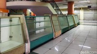 Kondisi serupa juga terlihat di lantai satu dan dua. Banyak kios yang berhenti beroperasi, sementara lalu lalang pembeli hampir tidak terlihat di sepanjang lorong pasar.