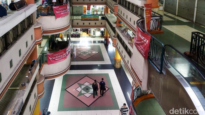 Aktivitas perdagangan di Pasar Glodok tampak merosot pada Sabtu (7/3/2026). Pusat elektronik legendaris di kawasan Jakarta Barat itu kini terlihat lengang, dengan jumlah pengunjung yang jauh berkurang dibandingkan sebelumnya. Kondisi tersebut berdampak langsung pada para pedagang, membuat banyak kios terpaksa menutup usahanya.