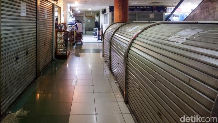 Aktivitas perdagangan di Pasar Glodok tampak merosot pada Sabtu (7/3/2026). Pusat elektronik legendaris di kawasan Jakarta Barat itu kini terlihat lengang, dengan jumlah pengunjung yang jauh berkurang dibandingkan sebelumnya. Kondisi tersebut berdampak langsung pada para pedagang, membuat banyak kios terpaksa menutup usahanya.