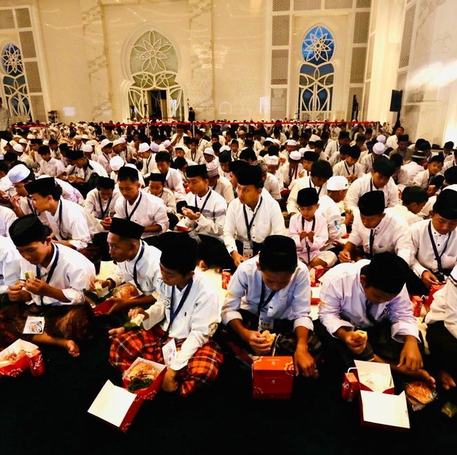 Seribu Anak Yatim Ikuti Buka Puasa Bersama di Masjid At-Thohir