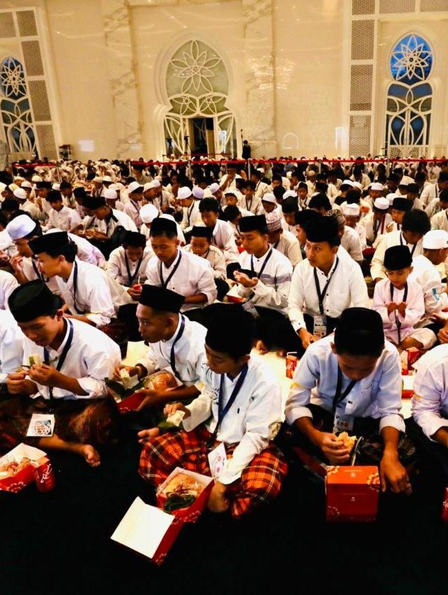 Seribu Anak Yatim Ikuti Buka Puasa Bersama di Masjid At-Thohir