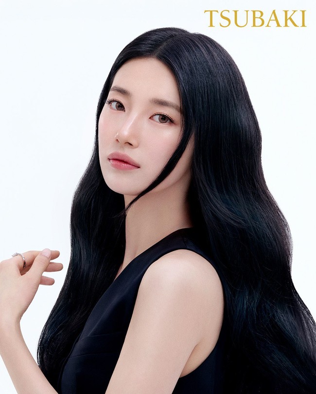 Suzy menunjukkan eksistensinya setelah didapuk menjadi global ambassador produk sampo ternama Jepang, Tsubaki. Foto: dok. Instagram @skuukzky