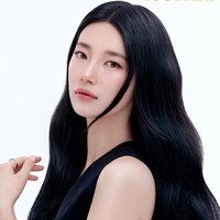 Suzy menunjukkan eksistensinya setelah didapuk menjadi global ambassador produk sampo ternama Jepang, Tsubaki. Foto: dok. Instagram @skuukzky