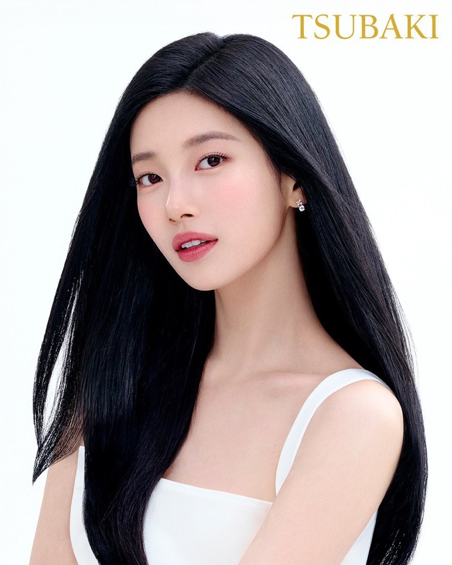 Rambut Suzy terlihat begitu sehat dan berkilau. Unggahan foto di balik pemotretannya sontak menuai pujian netizen yang terpana dengan pesonanya. Foto: dok. Instagram @skuukzky