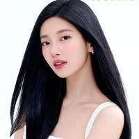 Rambut Suzy terlihat begitu sehat dan berkilau. Unggahan foto di balik pemotretannya sontak menuai pujian netizen yang terpana dengan pesonanya. Foto: dok. Instagram @skuukzky
