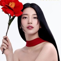 Dalam foto yang dirilis, Suzy menampilkan keanggunan dalam balutan gaun dan bunga camellia merah, yang menjadi bahan utama produk ini. Foto: dok. Instagram @skuukzky