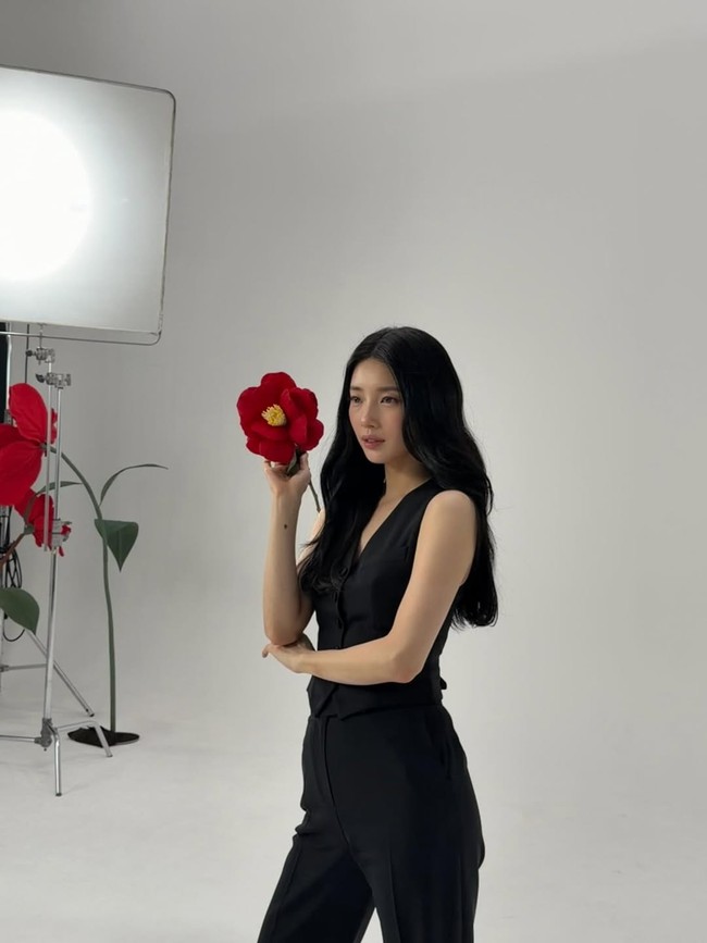 Ia juga menjadi wajah untuk campaign ulang tahun ke-20 Tsubaki, yang merupakan lini produk perawatan rambut dari Shiseido. Foto: dok. Instagram @skuukzky