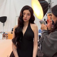 Sebelum Suzy, ada Krystal Jung yang dinobatkan sebagai global ambassador pertama Tsubaki pada 2020. Foto: dok. Instagram @skuukzky