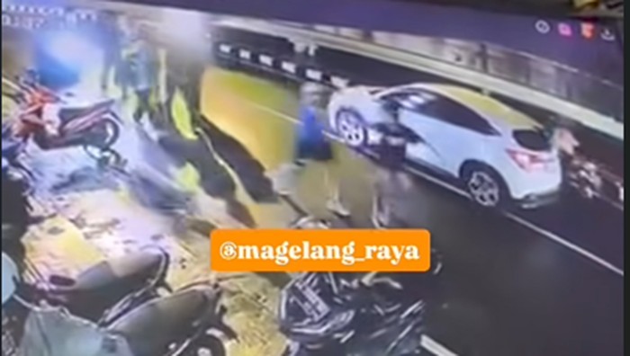 Tangkapan layar kericuhan di kafe hogen di Jalan Diponegoro, Magelang, Jumat (6/3/2026).